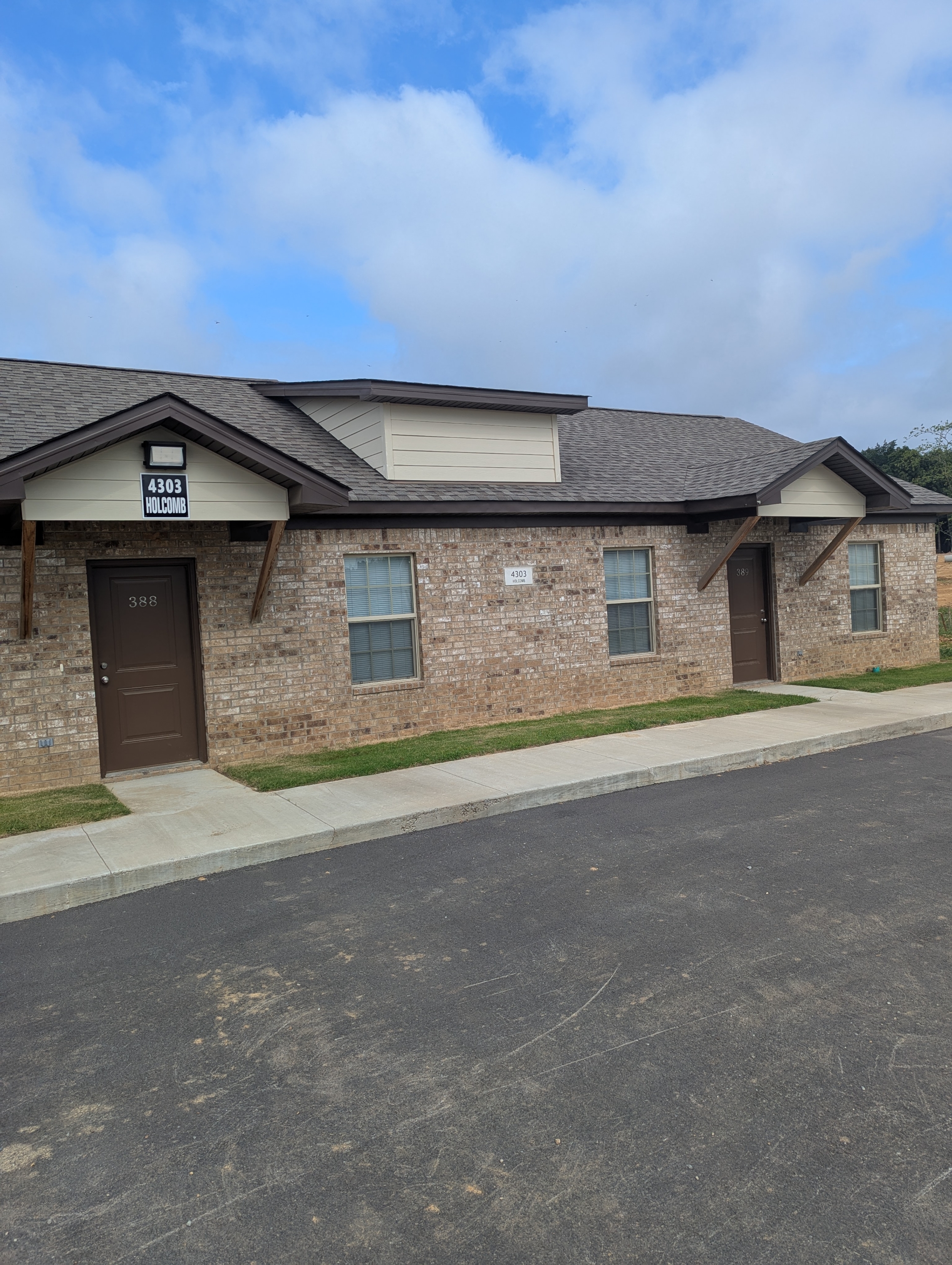 4305 Holcomb Dr - 386